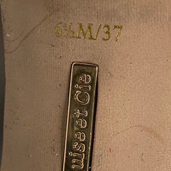 Louise et Cie Size 6.5 Adorable Pom Pom Sandal! Cutest sandals ever!! - Picture 4 of 10